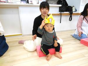 5月生まれの男の子が冠をかぶっている様子