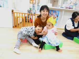 5月生まれの女の子とママとお兄ちゃんのスリーショット