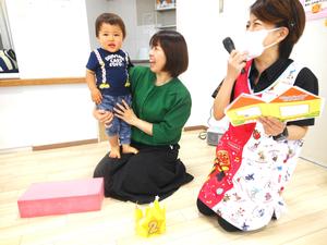 5月生まれの男の子をインタビューしている様子