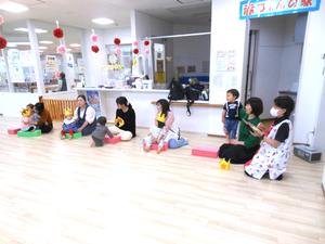 5組の誕生児親子が並んでいる様子