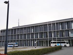 特別支援学校のバスが停車している市役所駐車場の朝の風景