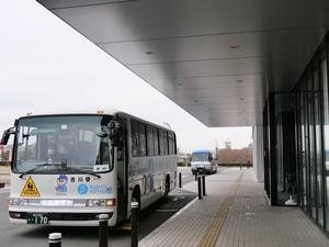 特別支援学校のバスが停車している市役所駐車場の朝の風景