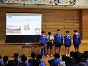 生徒が発表する様子