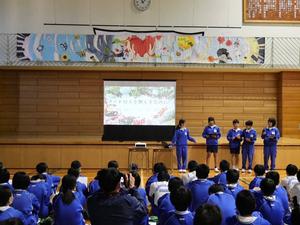生徒が発表する様子