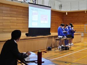 生徒が発表する様子