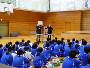 市長が吉川市の取組などの説明をする様子