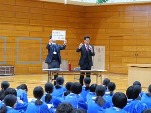 市長が吉川市の取組などの説明をする様子