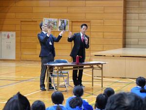 市長が吉川市の取組などの説明をする様子