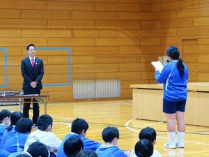 市長にお礼の言葉を伝える生徒と笑顔で聞く市長