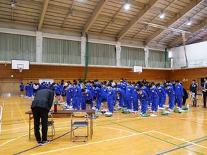 発表会の最後に市長と生徒が互いに礼をする姿