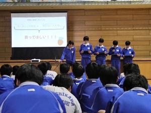 生徒が発表する様子