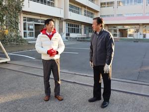 校長先生と笑顔で話をする市長