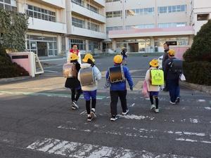 校長先生とともに校門で登校児童に挨拶をする市長