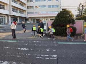 校長先生とともに校門で登校児童に挨拶をする市長