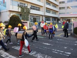 校長先生とともに校門で登校児童に挨拶をする市長
