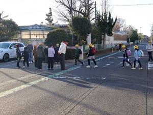 校長先生とともに校門で登校児童に挨拶をする市長