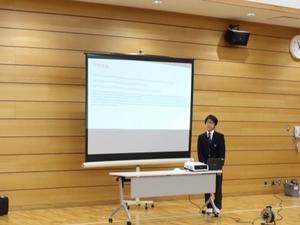 金田真樹くんが発表する様子