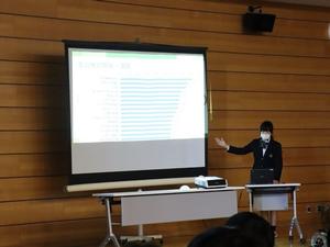 伏見琉花さんが発表する様子
