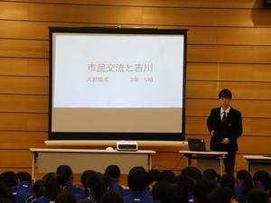 大野陽成くんが発表する様子