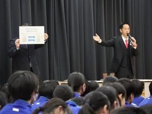 吉川市の取り組みについて説明する市長