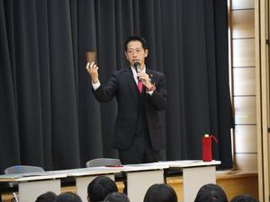 吉川市の取り組みについて説明する市長