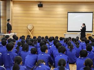 市長にお礼の言葉を伝える生徒
