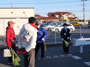 交通安全指導員の方々と話をする市長