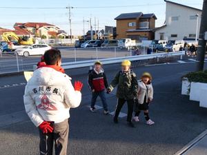 登校する児童に手を振る市長