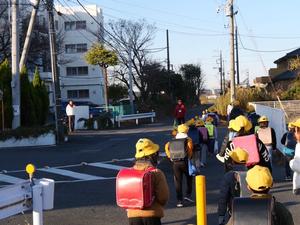 小学校に向かって列を作って登校する児童たち