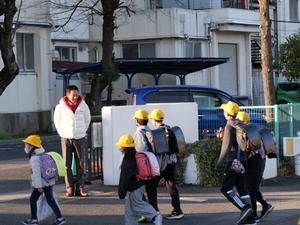 児童に笑顔で挨拶をする市長