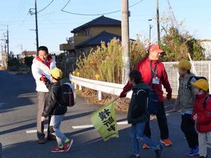 児童とハイタッチをする市長