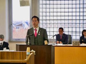 消防議会にて登壇する市長