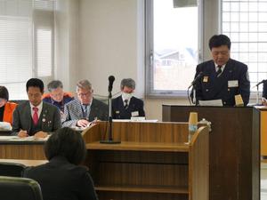 消防議会にて登壇する消防長
