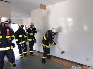 解体予定の建物を活用した訓練の様子