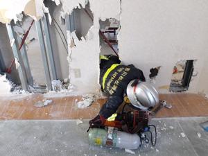 解体予定の建物を活用した訓練の様子