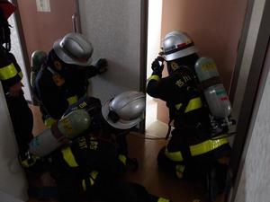 解体予定の建物を活用した訓練の様子