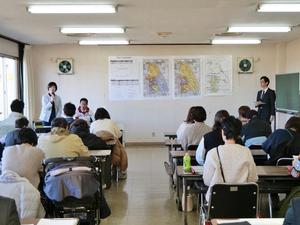 説明をする教育長