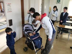 会場に来ていた赤ちゃんと触れ合う市長