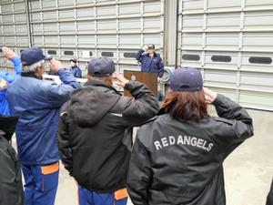 敬礼する市長と消防団員