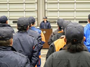 消防団員に挨拶をする市長