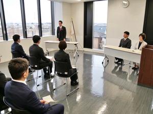 辞令交付式で挨拶を述べる市長