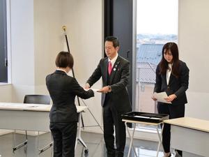 新規採用職員に辞令書を交付する市長