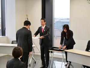 新規採用職員に辞令書を交付する市長