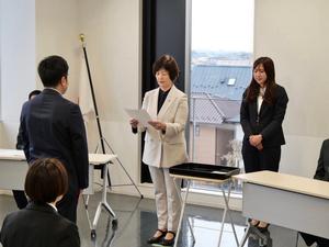 新規採用職員に辞令書を交付する教育長