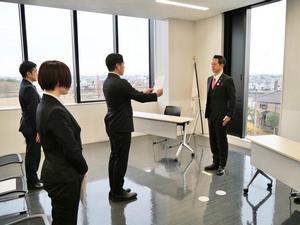 服務の宣誓を行う新規採用職員