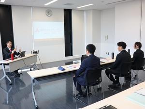 新規採用職員にまちづくり等について講話する市長