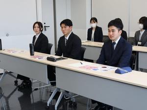 市長講話を真剣に聞く新規採用職員