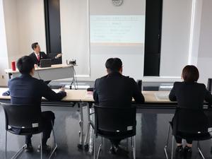 新規採用職員にまちづくり等について講話する市長