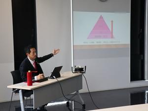新規採用職員にまちづくり等について講話する市長