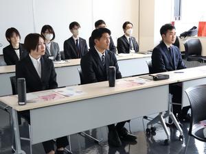 市長講話を真剣に聞く新規採用職員
